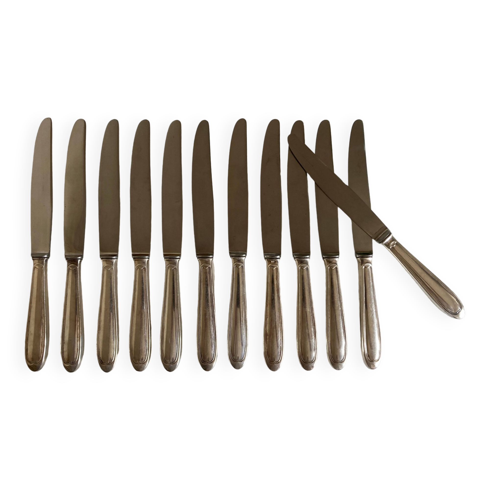 Set de 12 couteaux de table en métal argenté filet 1960
