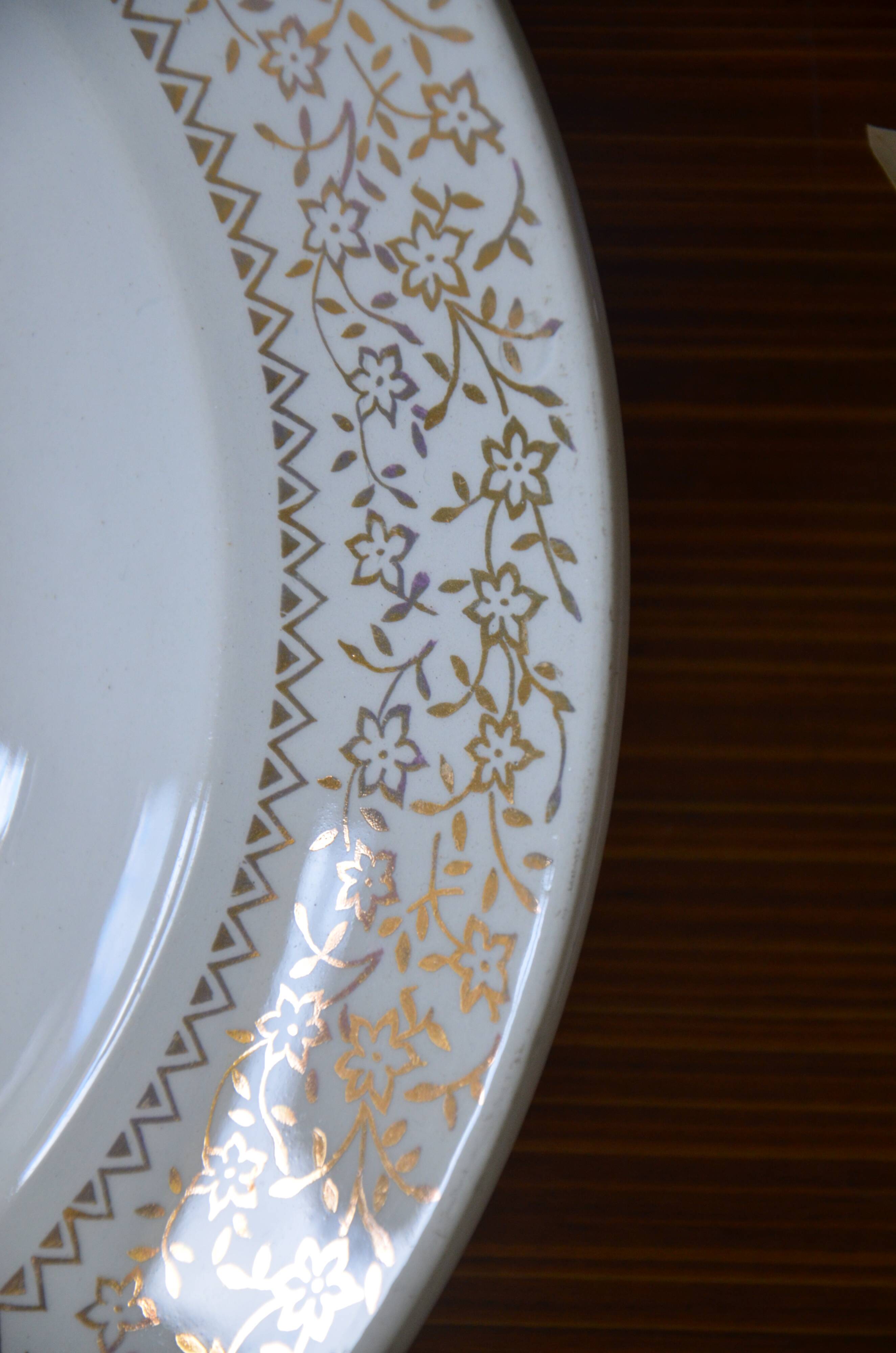 Hollow dish aboard golden flowers