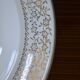 Plat creux à bord de fleurs dorées