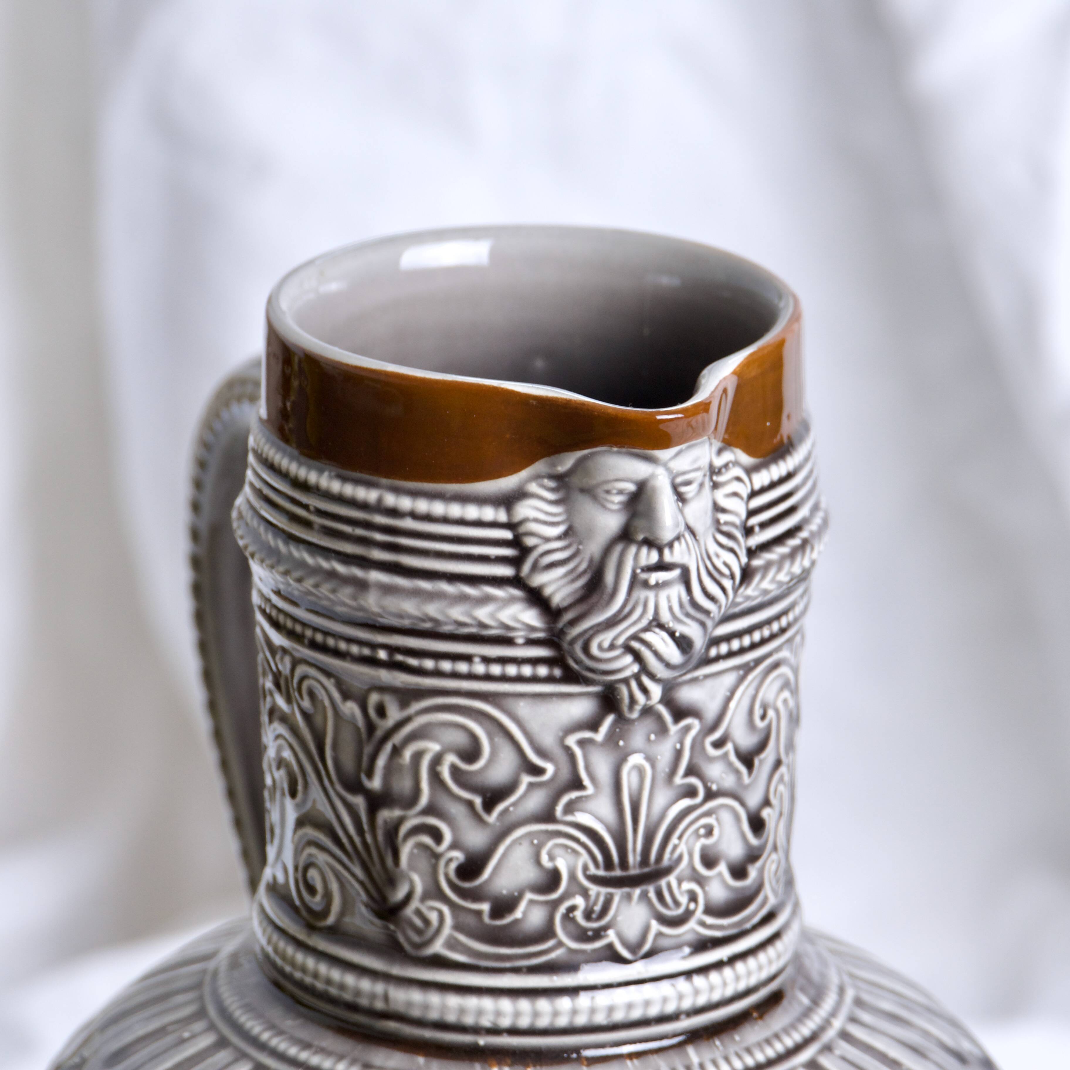 Large 19th century (1840) barbotine carafe / vase with prow head