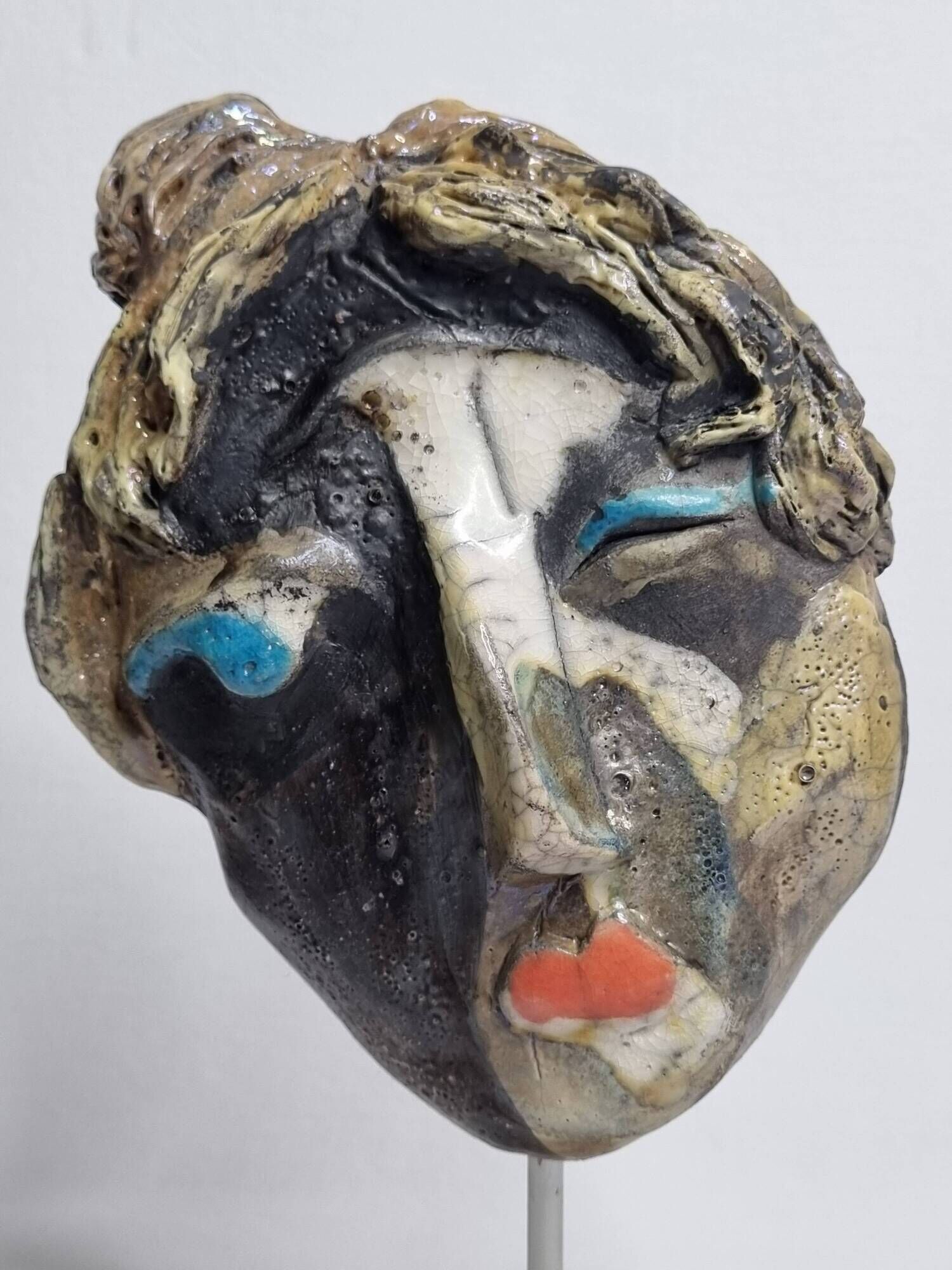 Signed raku ceramic mask, on wooden base – Expressive sculpture 28 cm