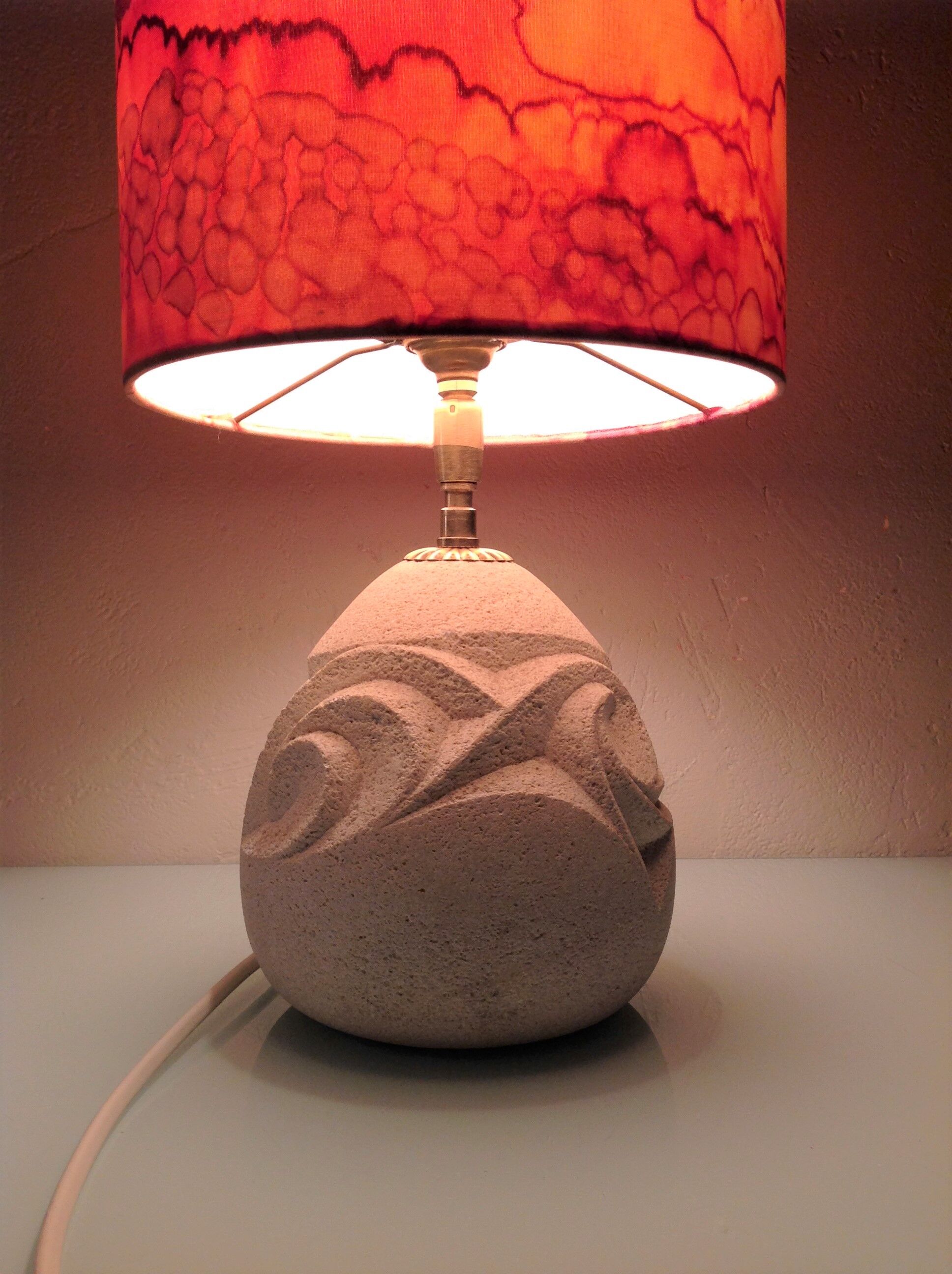 Ovoid lamp in carved stone and printed lampshade / vintage 60-70s