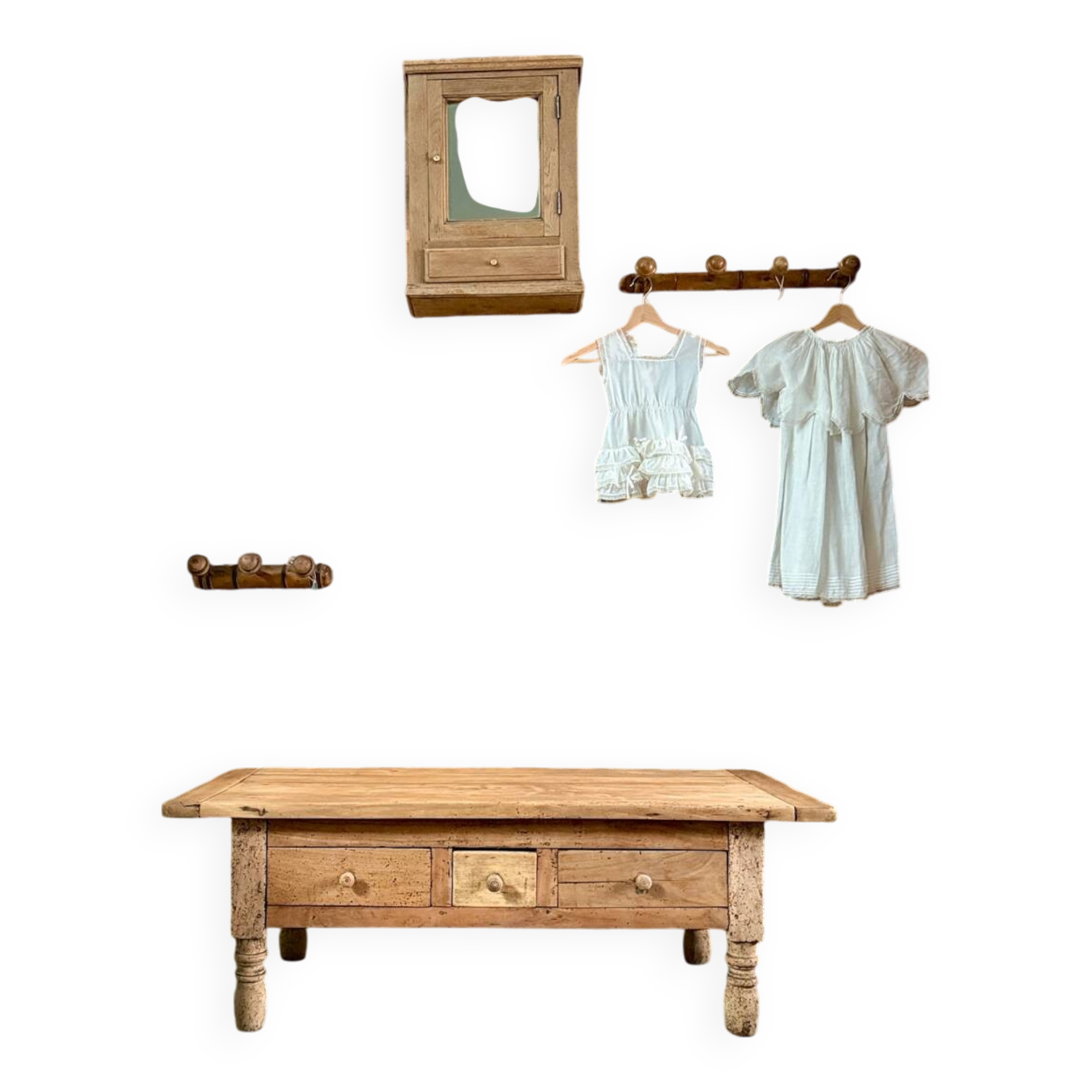 Farmhouse coffee table with turned legs (refurbished)