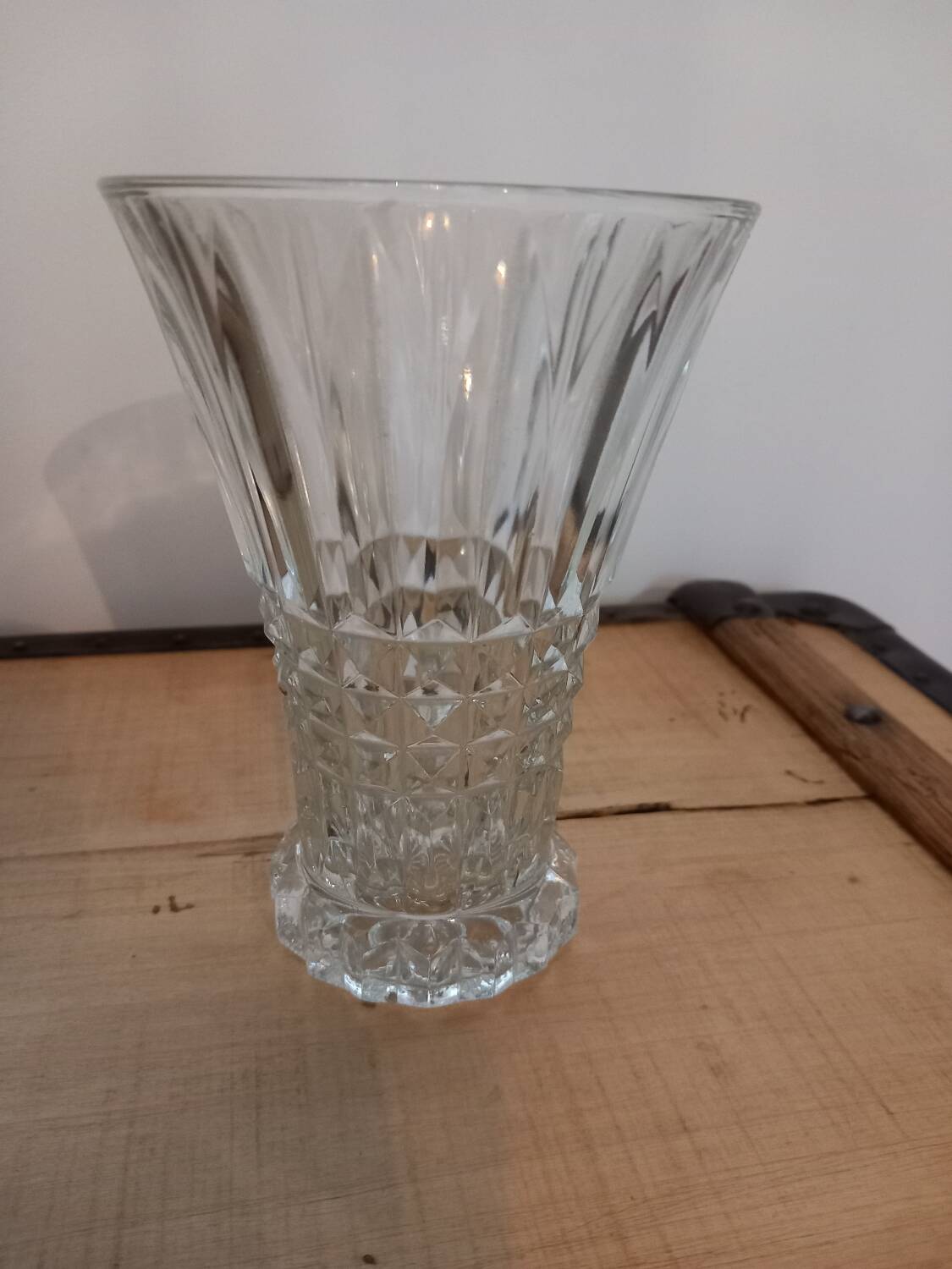 Petit vase en verre taillé