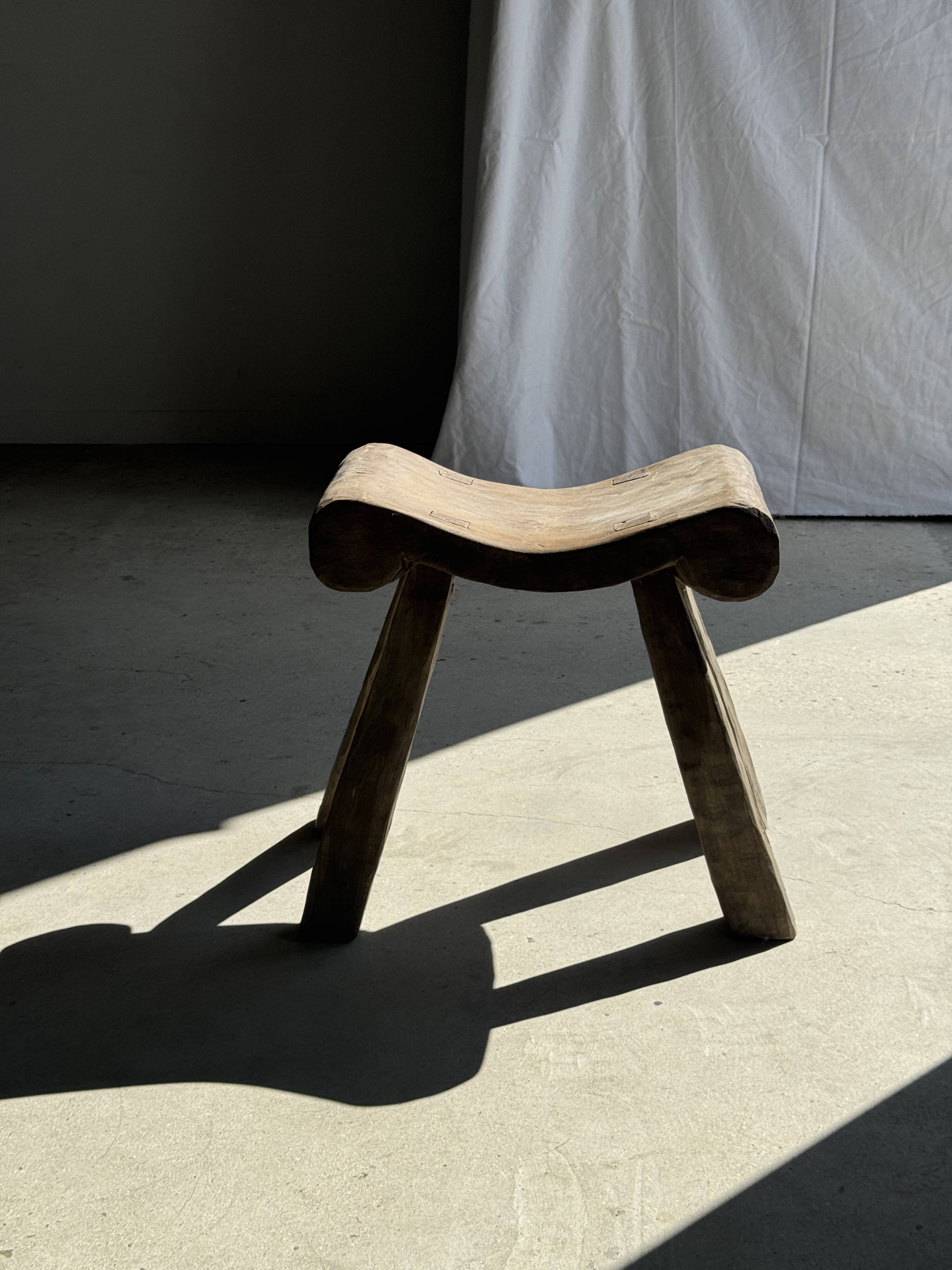 Four-legged stool in antique teak from Indonesia H 50 L 52