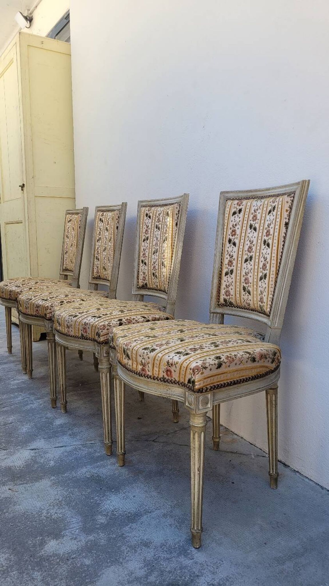 Série de 4 chaises de style Louis XVI ancienne