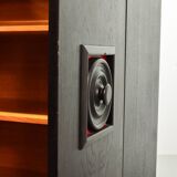 Buffet haut brutaliste noir aux accents rouges de style De Coene. Belgique, années 1960.