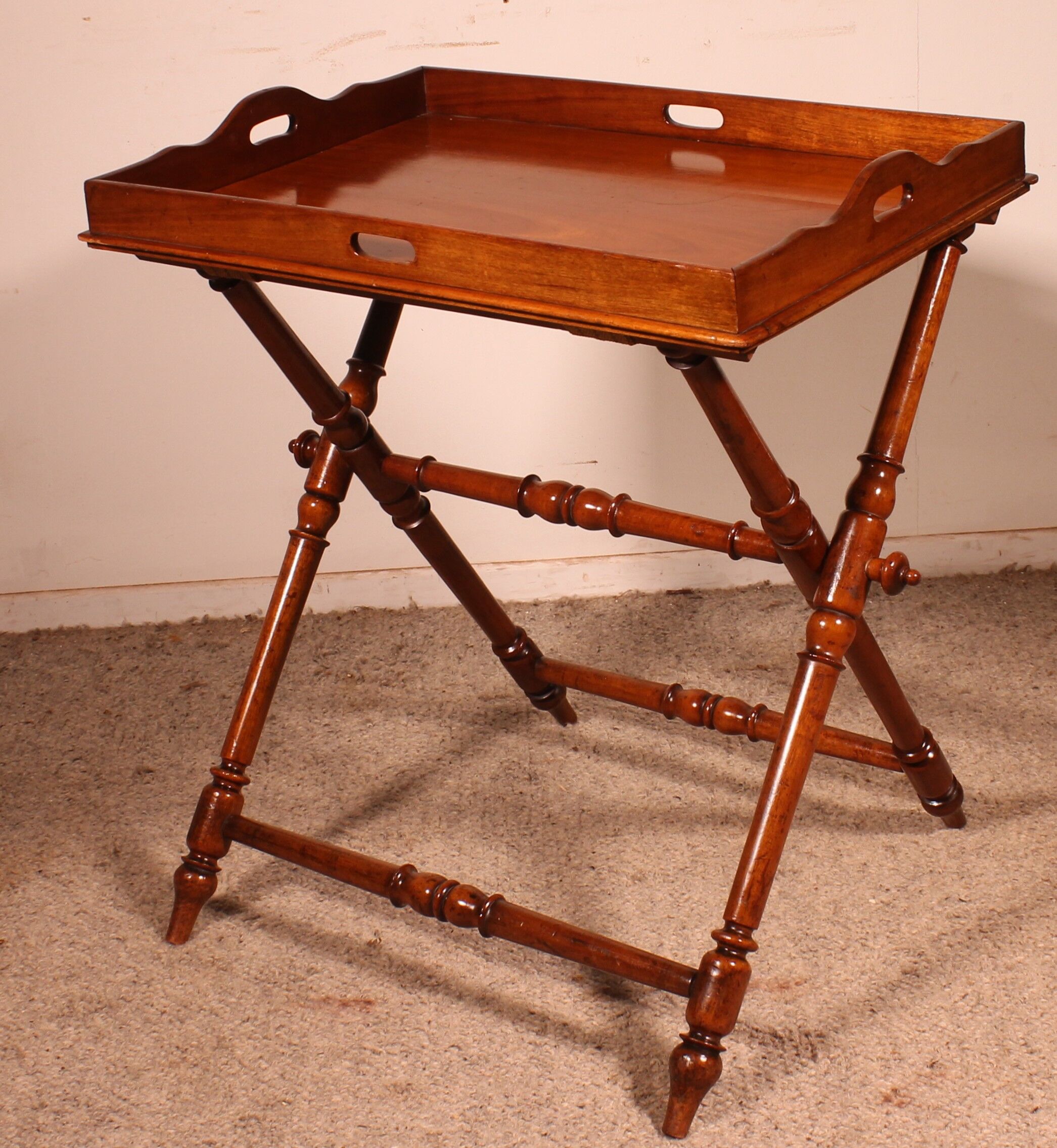 Servant Butler Tray in solid mahogany from the early 19th century.