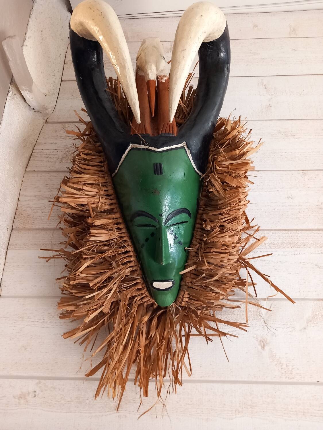 Masque tribal ancien en bois et fibre raphia