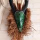 Masque tribal ancien en bois et fibre raphia