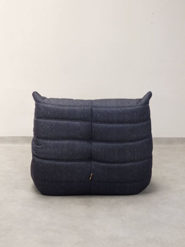 Ligne Roset Togo - fauteuil 1 place et pouf - tissu à rayures bleues