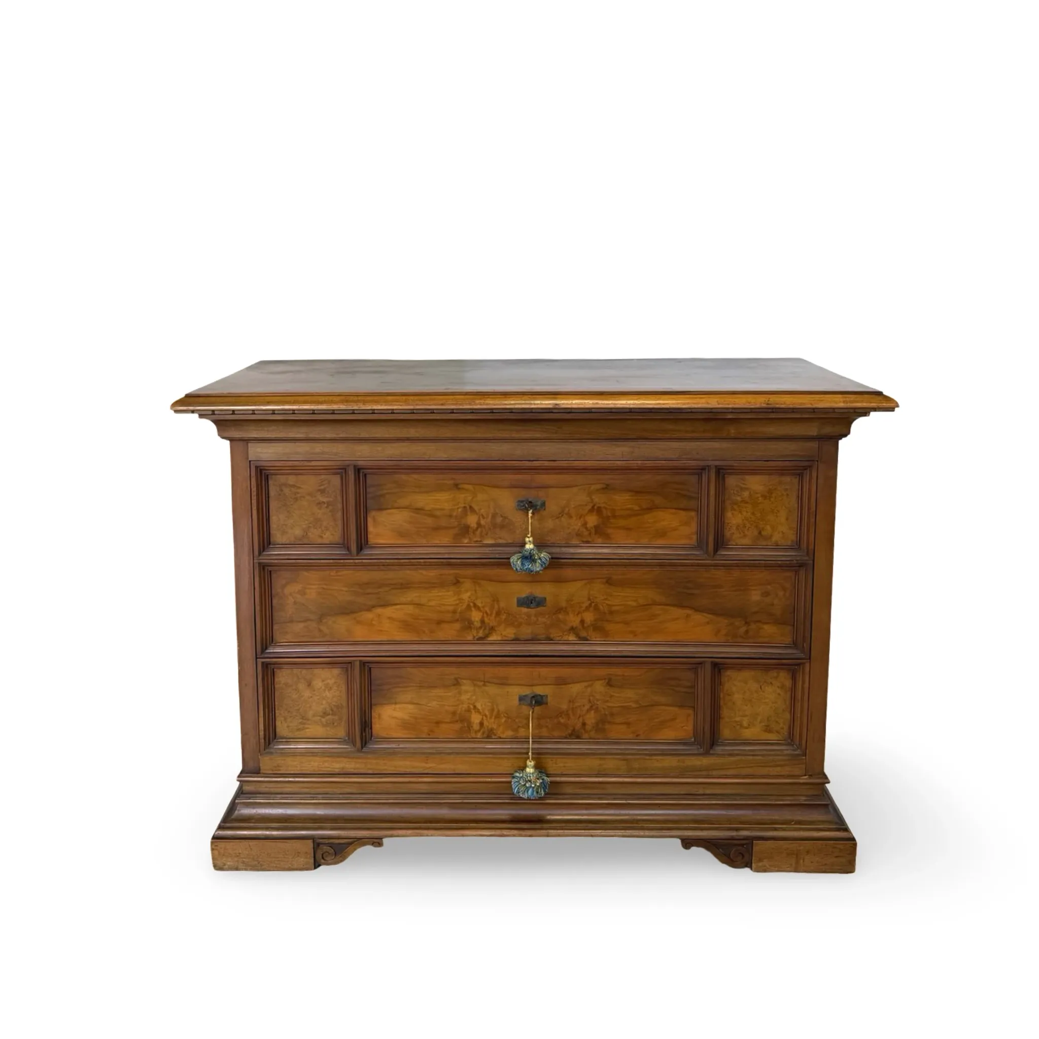 Elegant antique Italian chest of drawers, dating from the 20th century