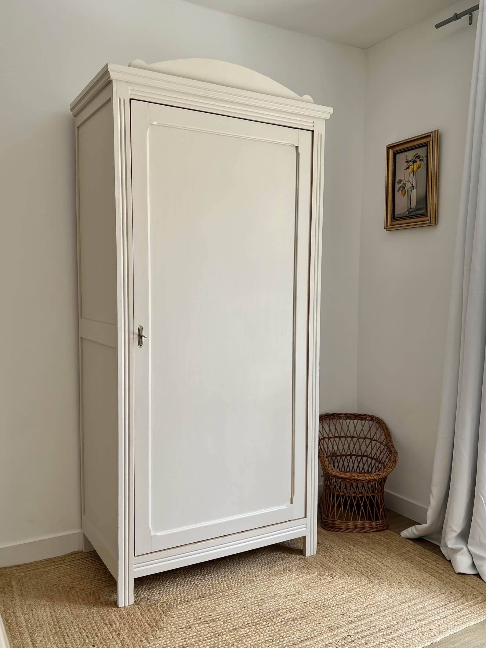 Armoire bonnetière parisienne