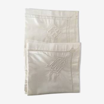 Deux taies d oreiller en coton blanc monogrammée C S