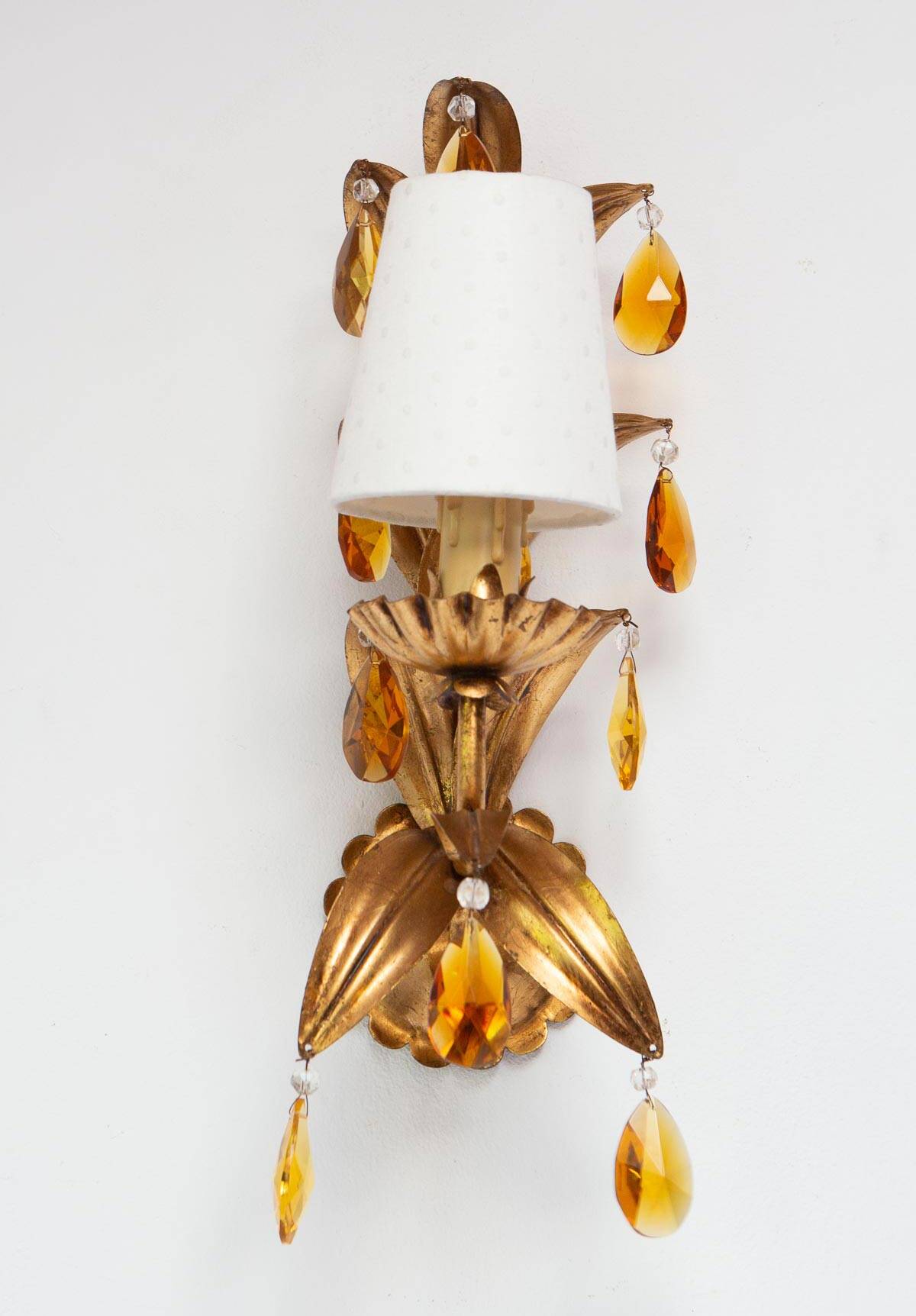 Applique italienne vintage en métal doré avec des pampilles ambre