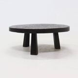 Table basse ronde à trépied brutaliste en chêne massif teinté des années 1970