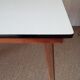 Table en formica à pieds compas