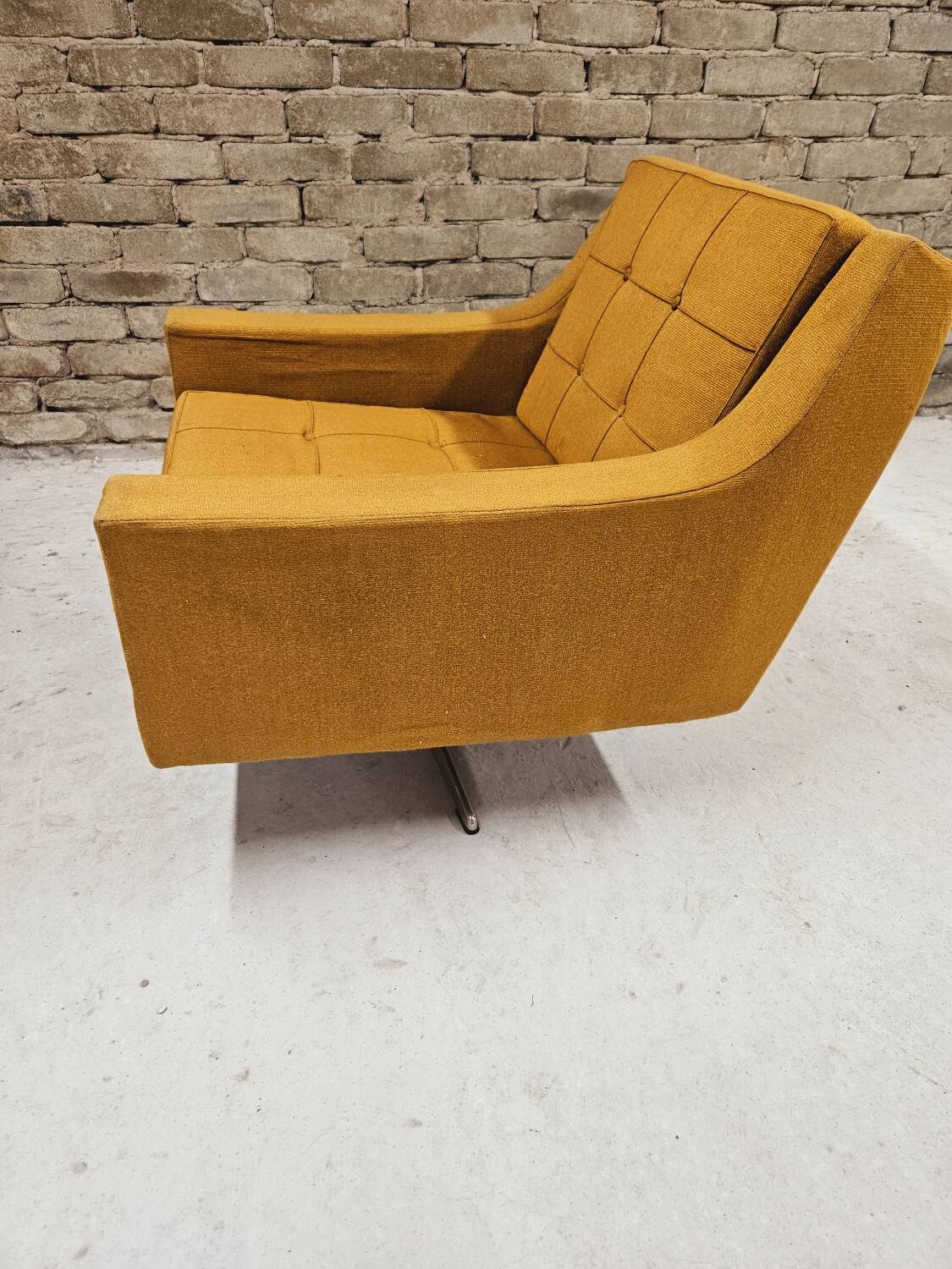 Swivel living room armchair year 1970