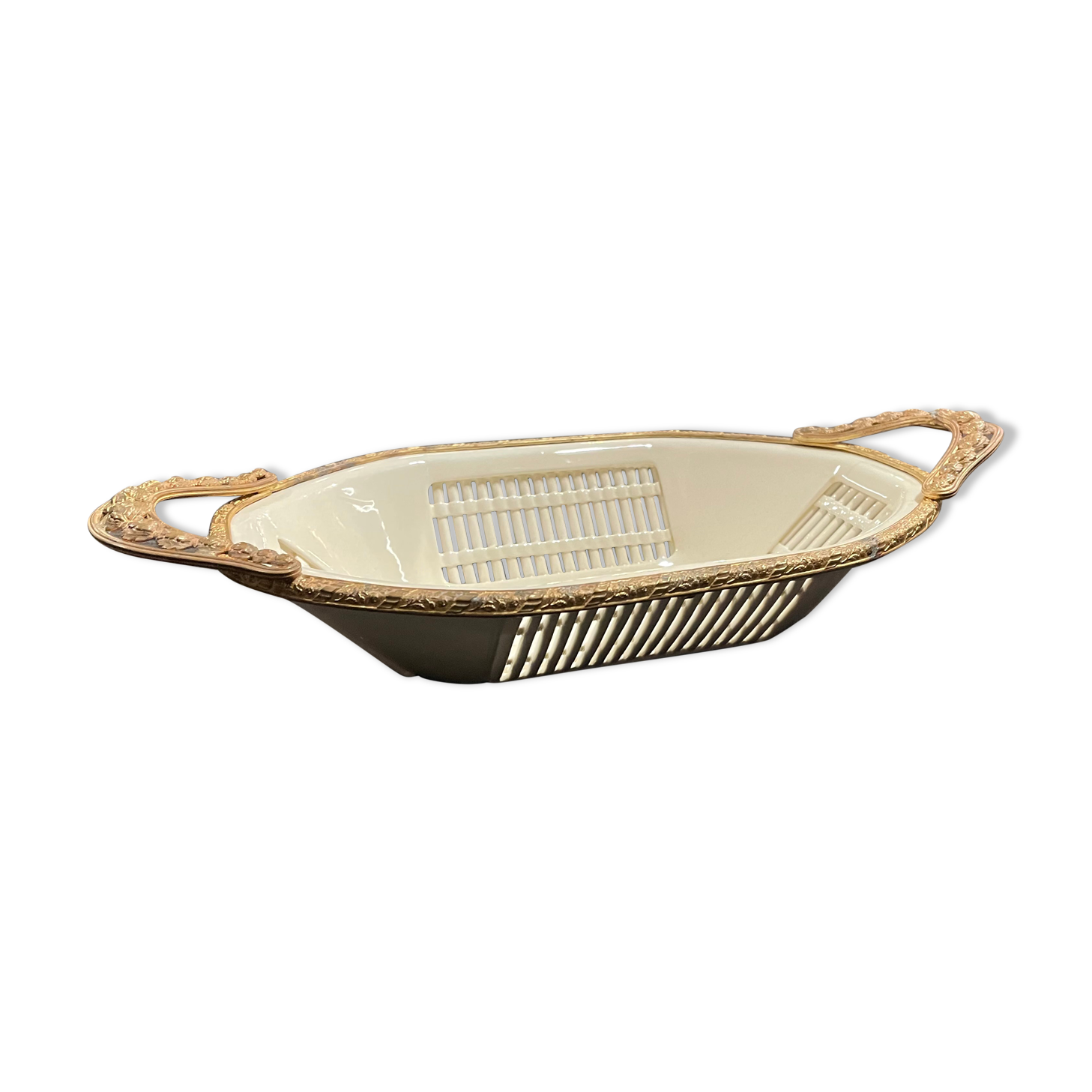 Serrated porcelain dish