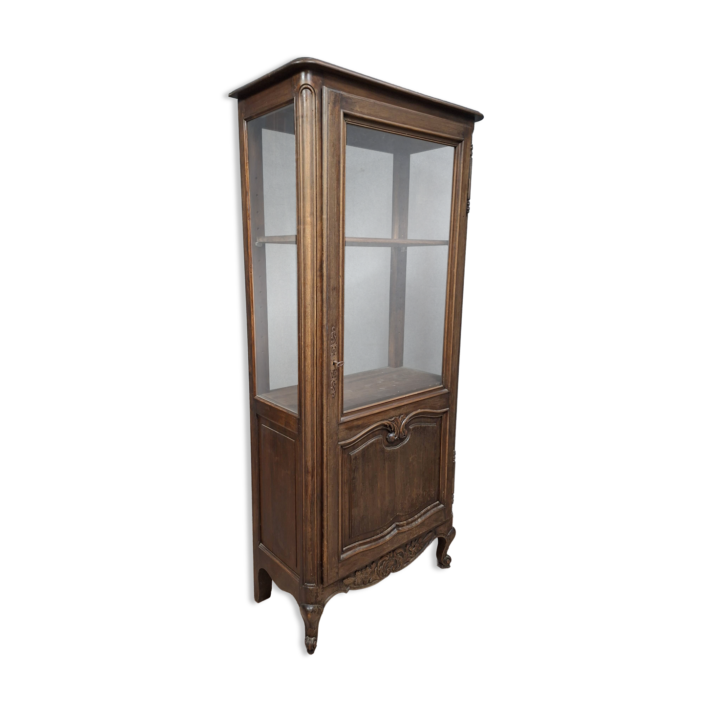 Vitrine de style Louis XV en noyer, travail français milieu du XXe siècle