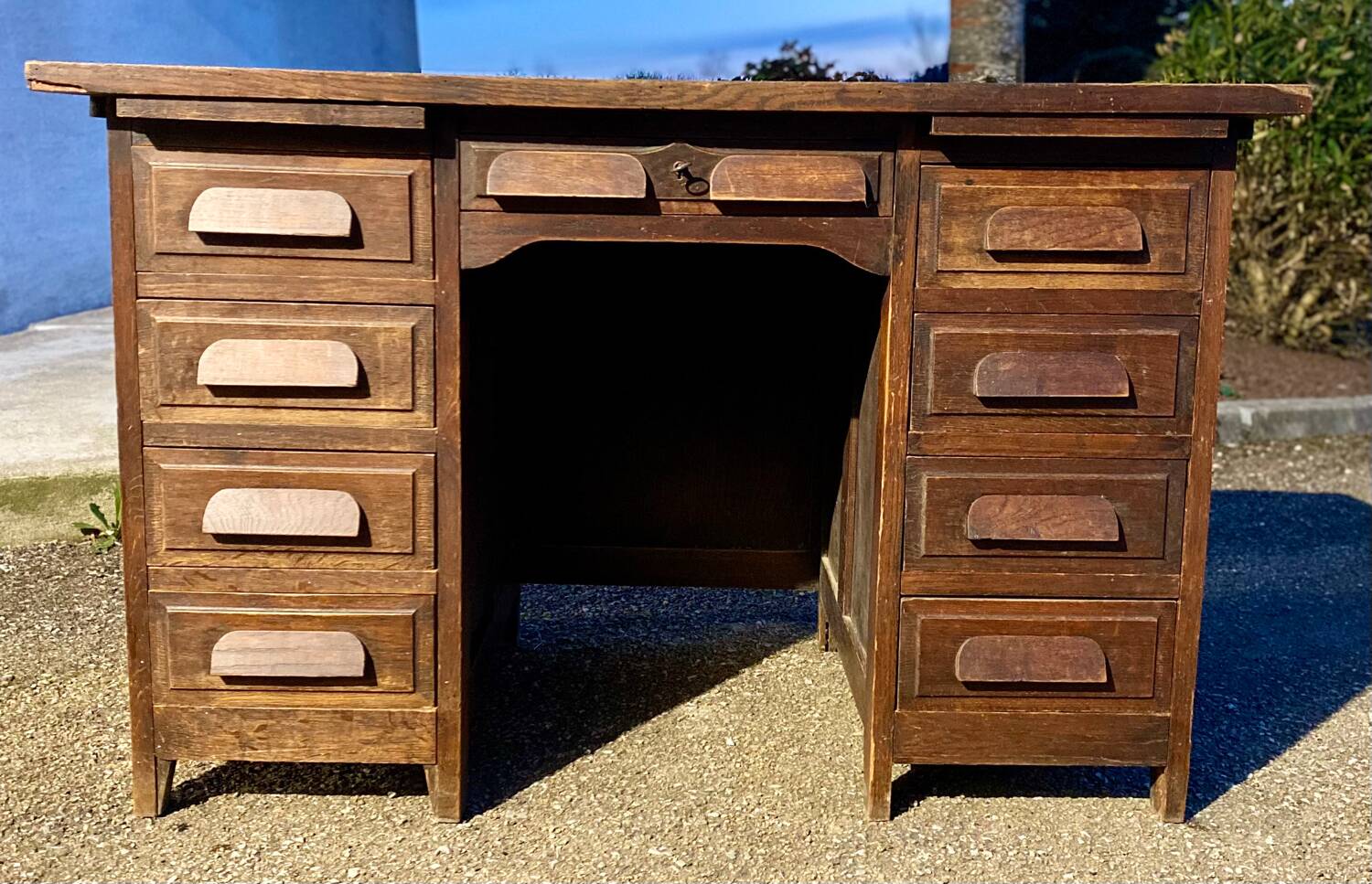 Antique American-style vintage desk with pedestal