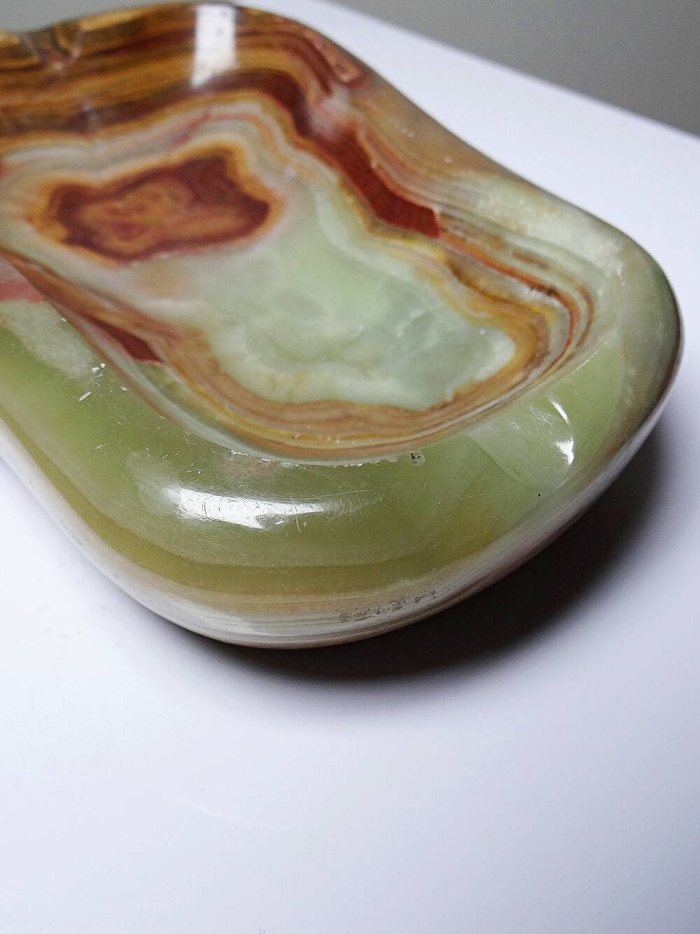Large green onyx ashtray with free-form bands, vintage Italy, 50s-60s