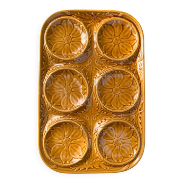 Plat à artichaut en barbotine ocre vintage, 6 compartiments, fleurs relief
