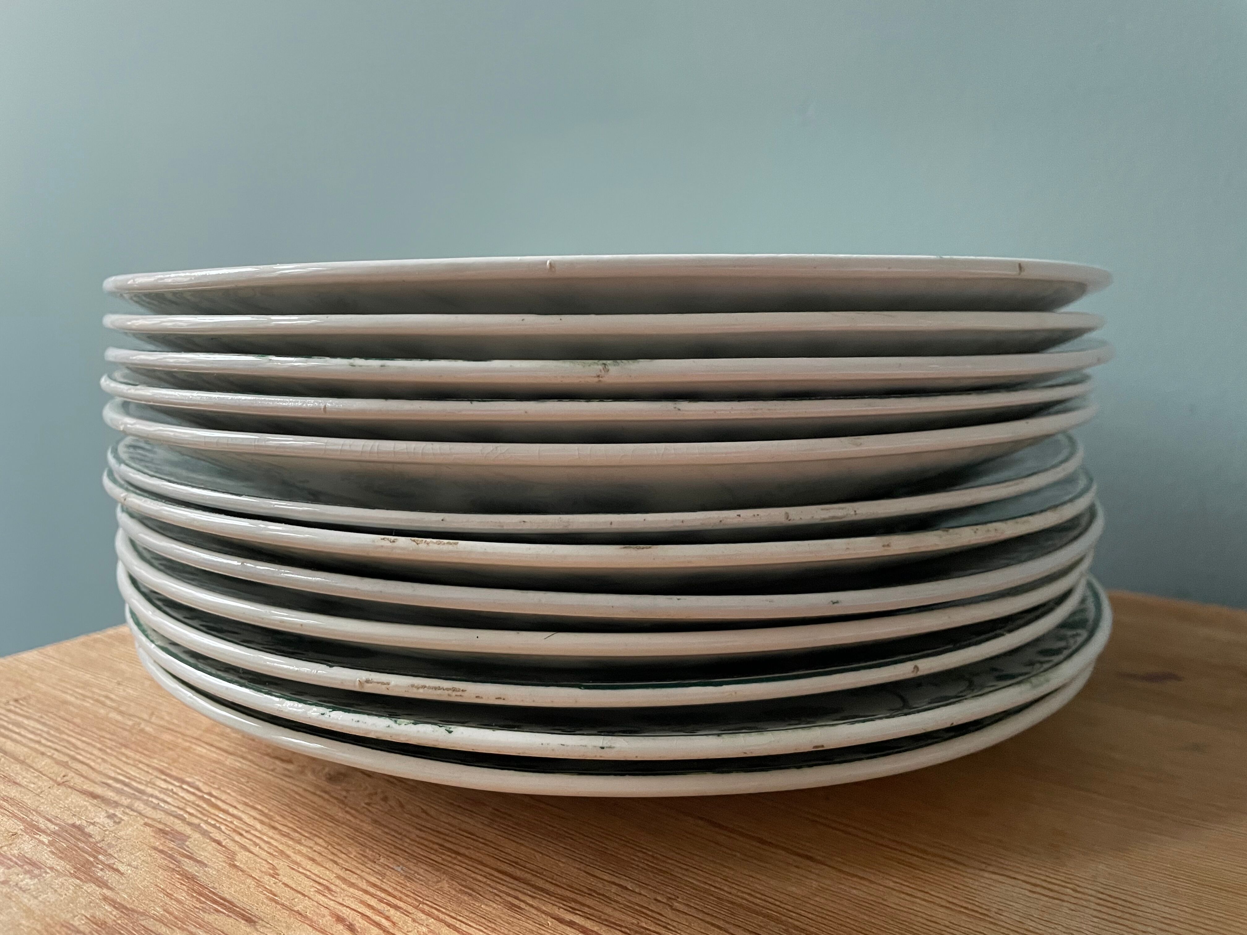 Lot de 12 assiettes plates XIXème Boch Frères Keramis, modèle Trifolium