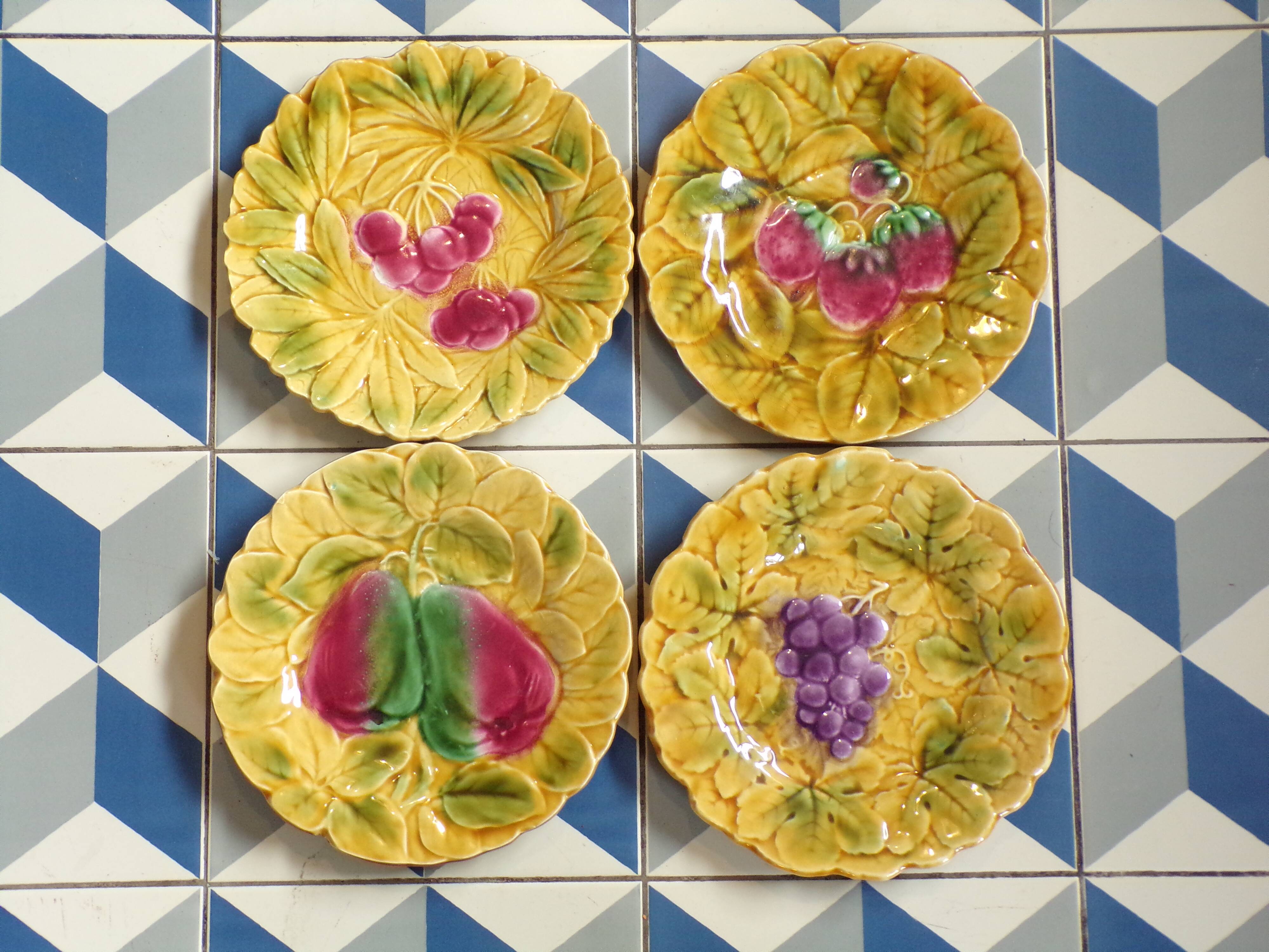 Set of 4 Sarregurmines Fruits barbotine plates