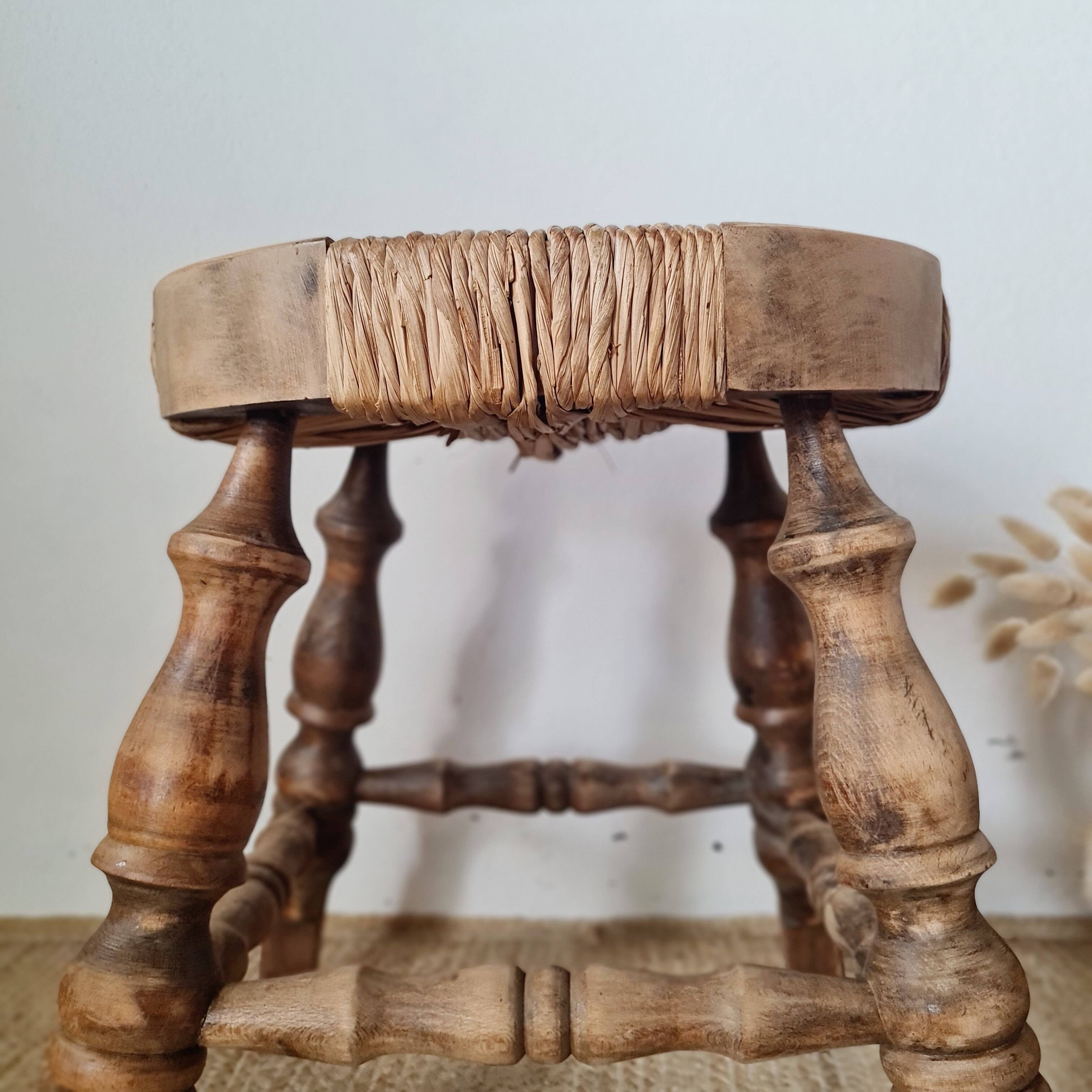 Petit tabouret tripode de style "Bobbin" en bois tourné et paille