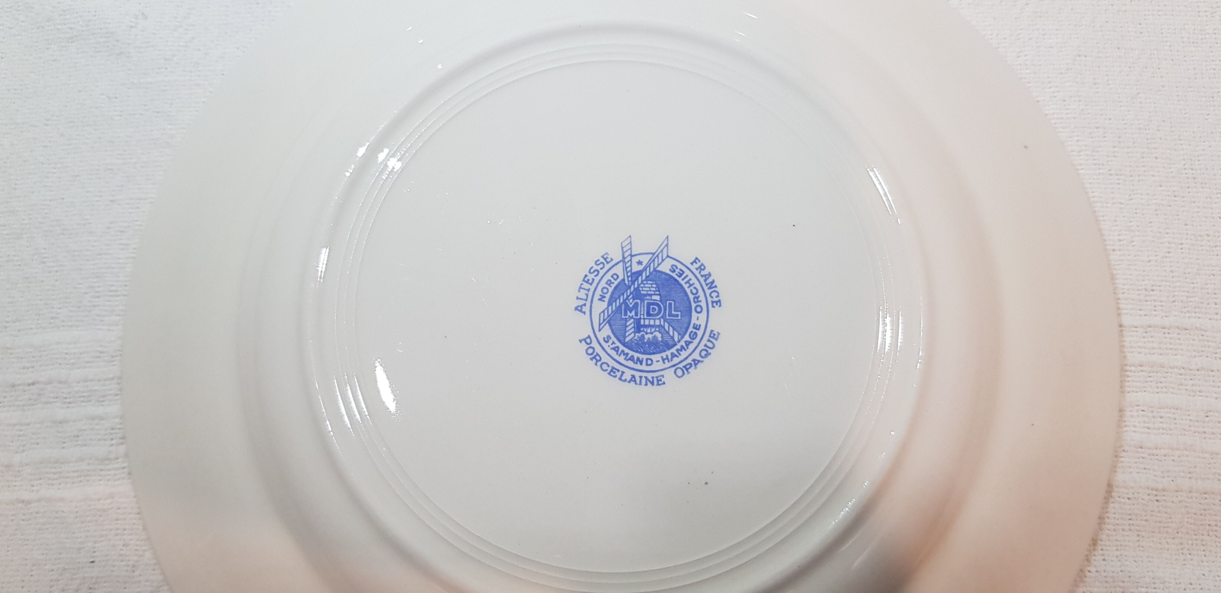 6 flat plates in opaque porcelain from Saint Amand and Hamage model Highness