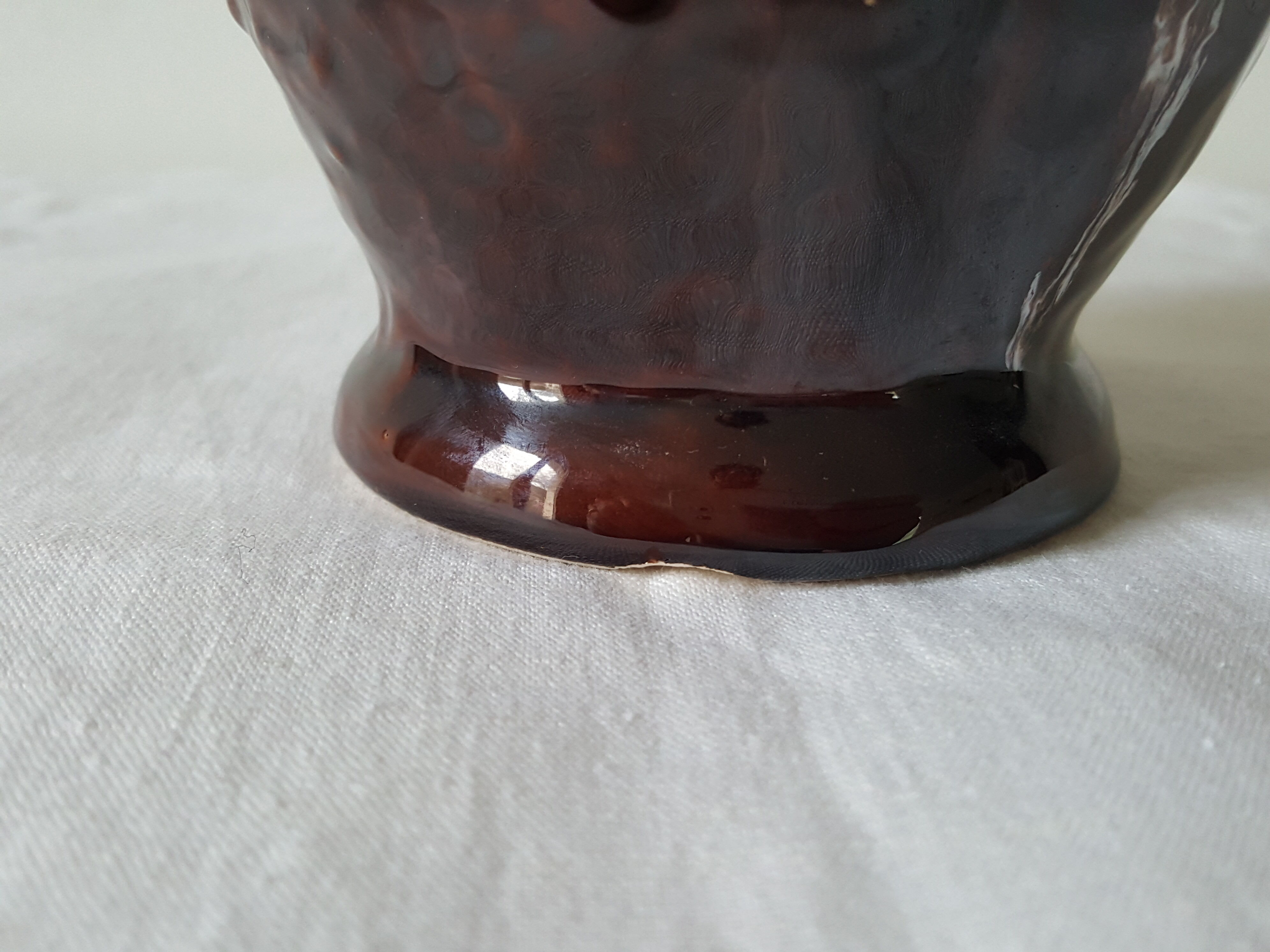 Vase en céramique orange marron avec coulures en relief