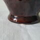 Vase en céramique orange marron avec coulures en relief