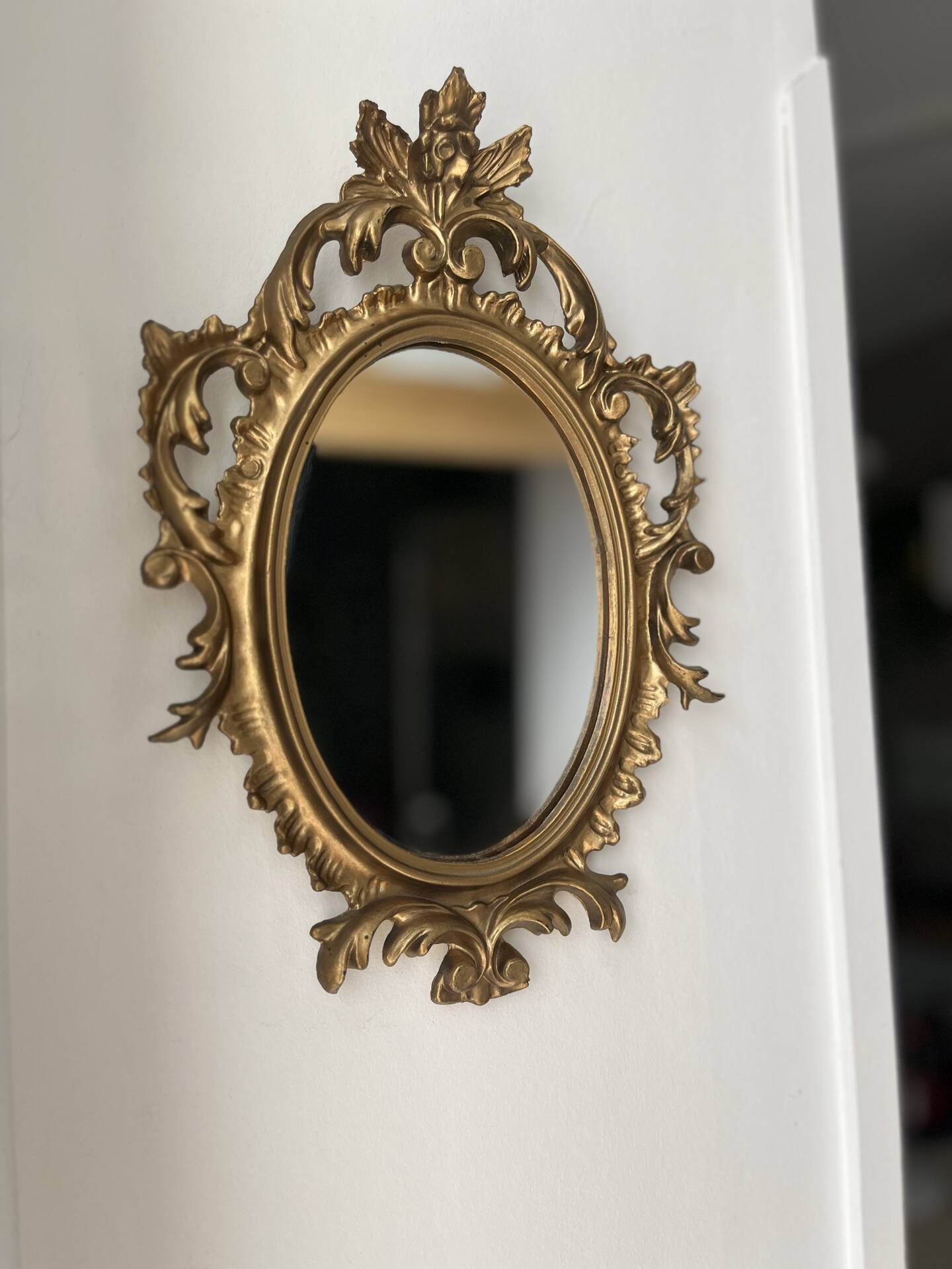 Petit miroir ovale signé Tallandier en laiton doré style Rococo – 30x2