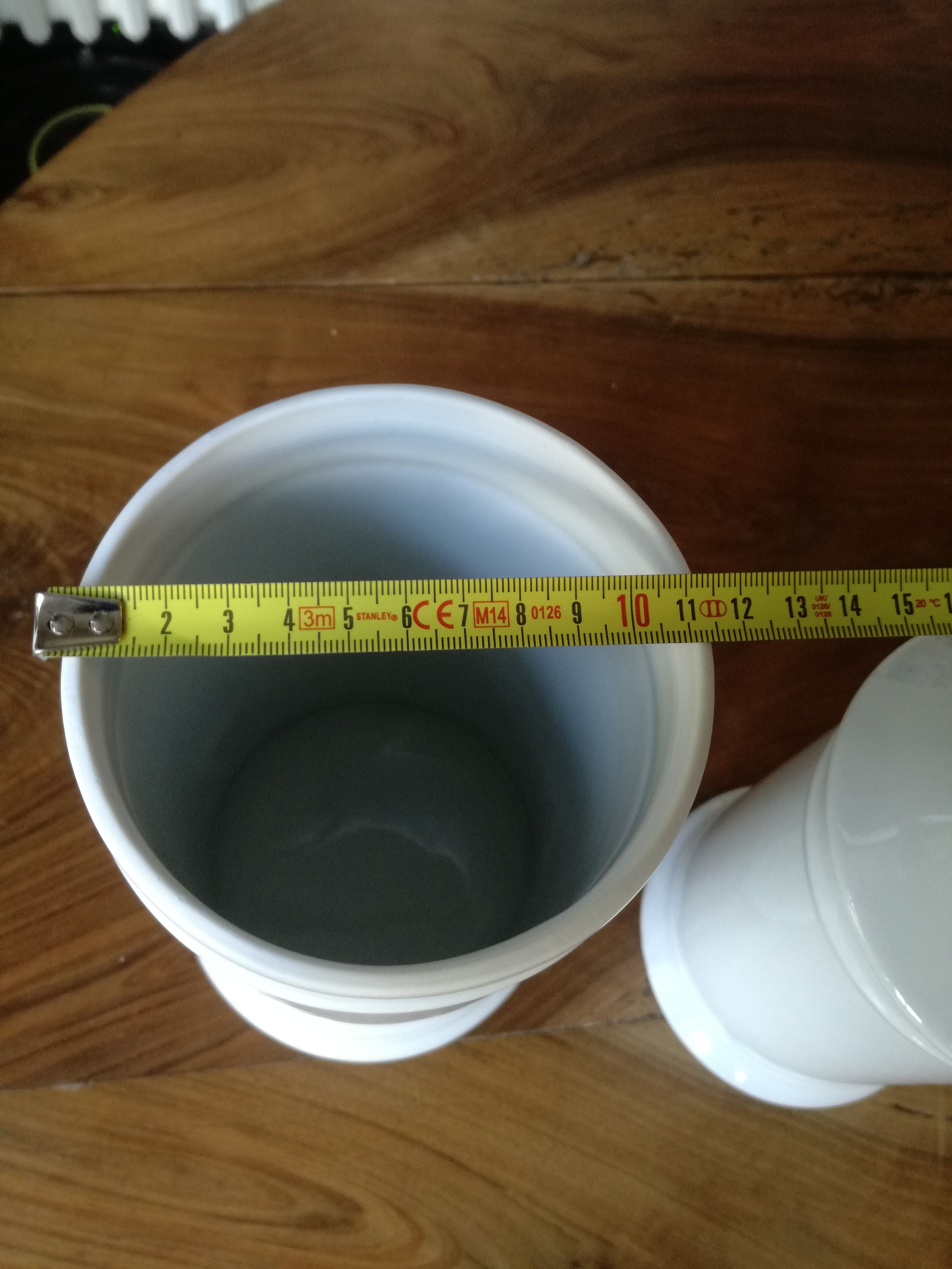 19th century white porcelain pharmacy pots.