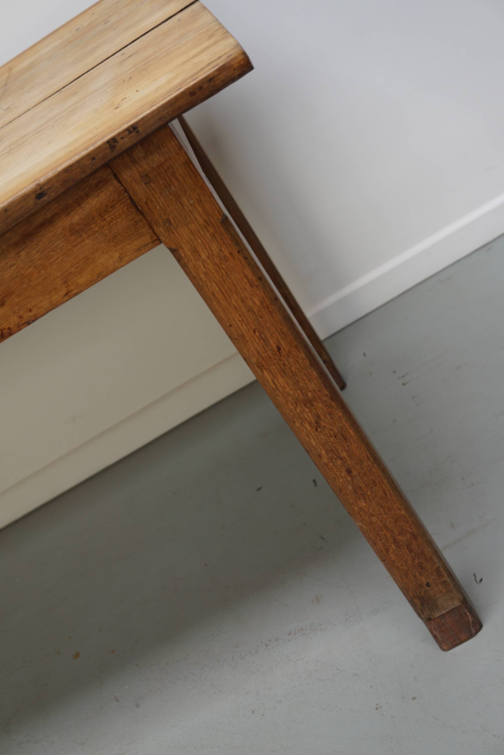 Table à manger rustique en chêne antique du début du 20e siècle.