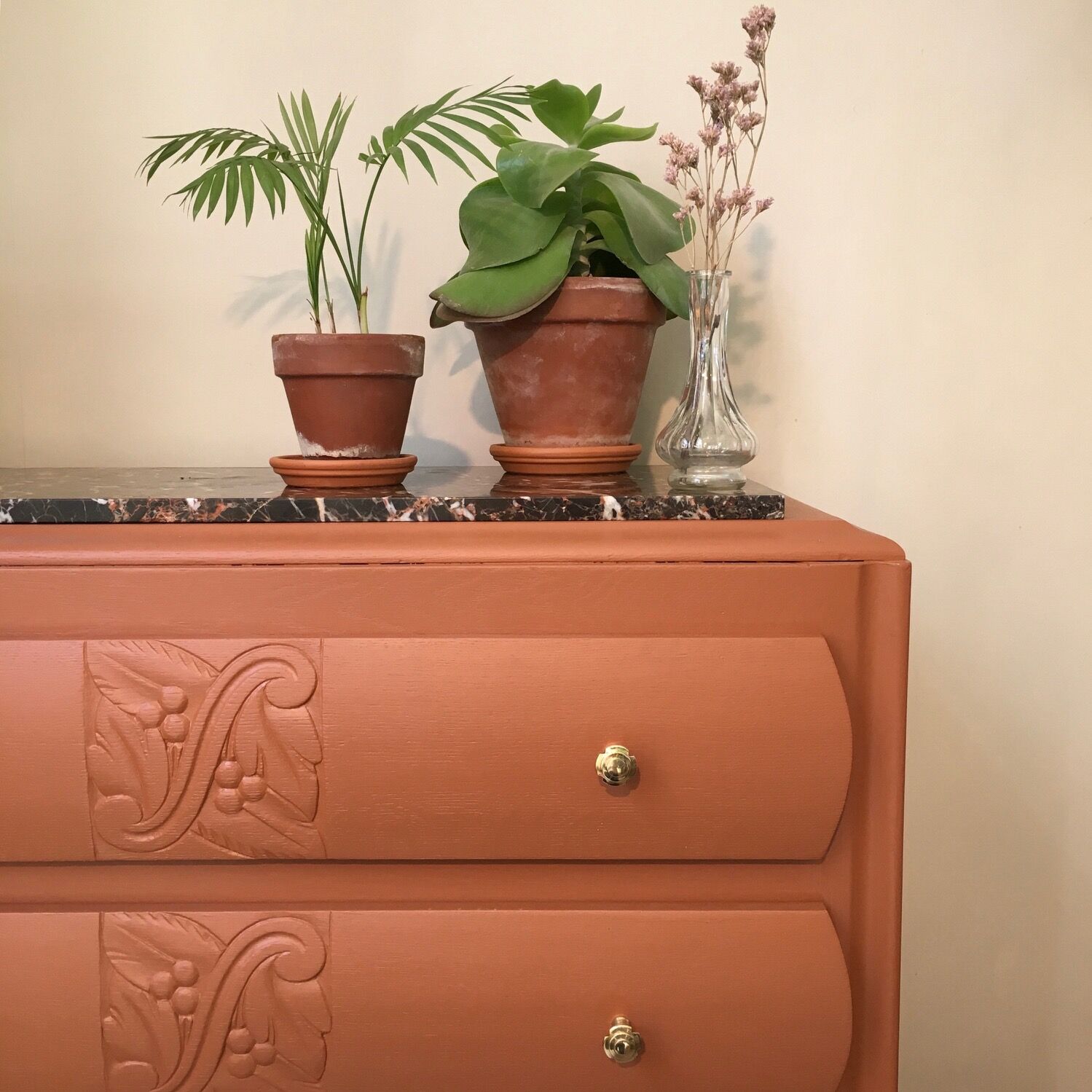 Commode ancienne restaurée et son plateau en marbre noir