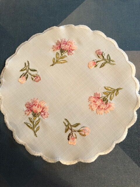 round placemat 22cm (carnations)