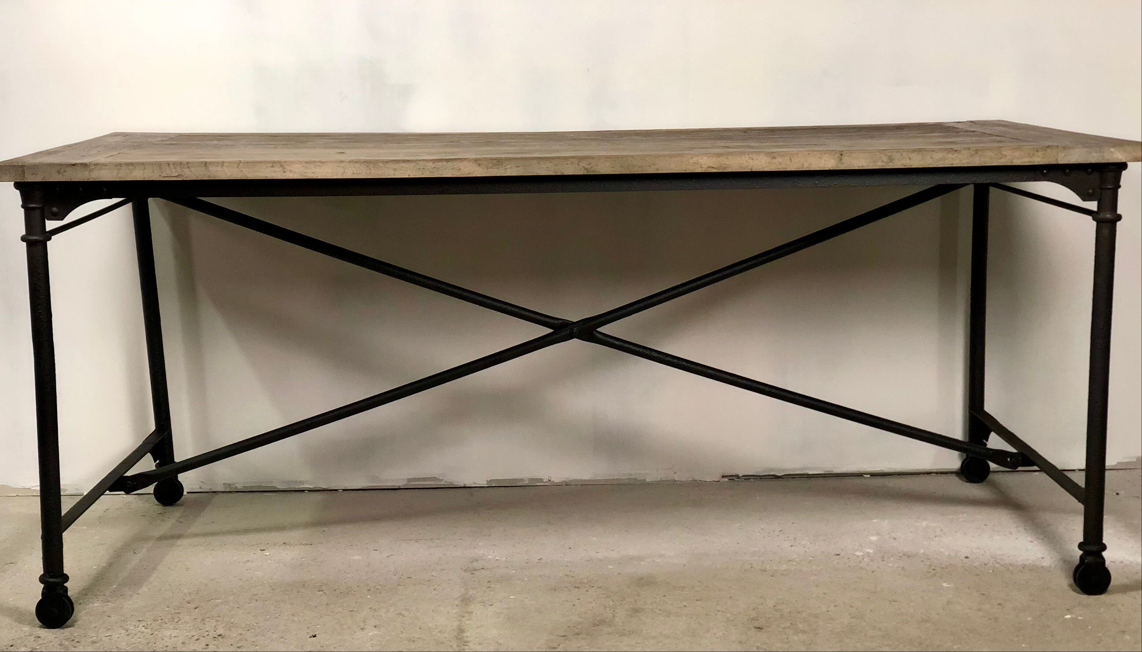 Table d'atelier en fer et plateau bois ancien