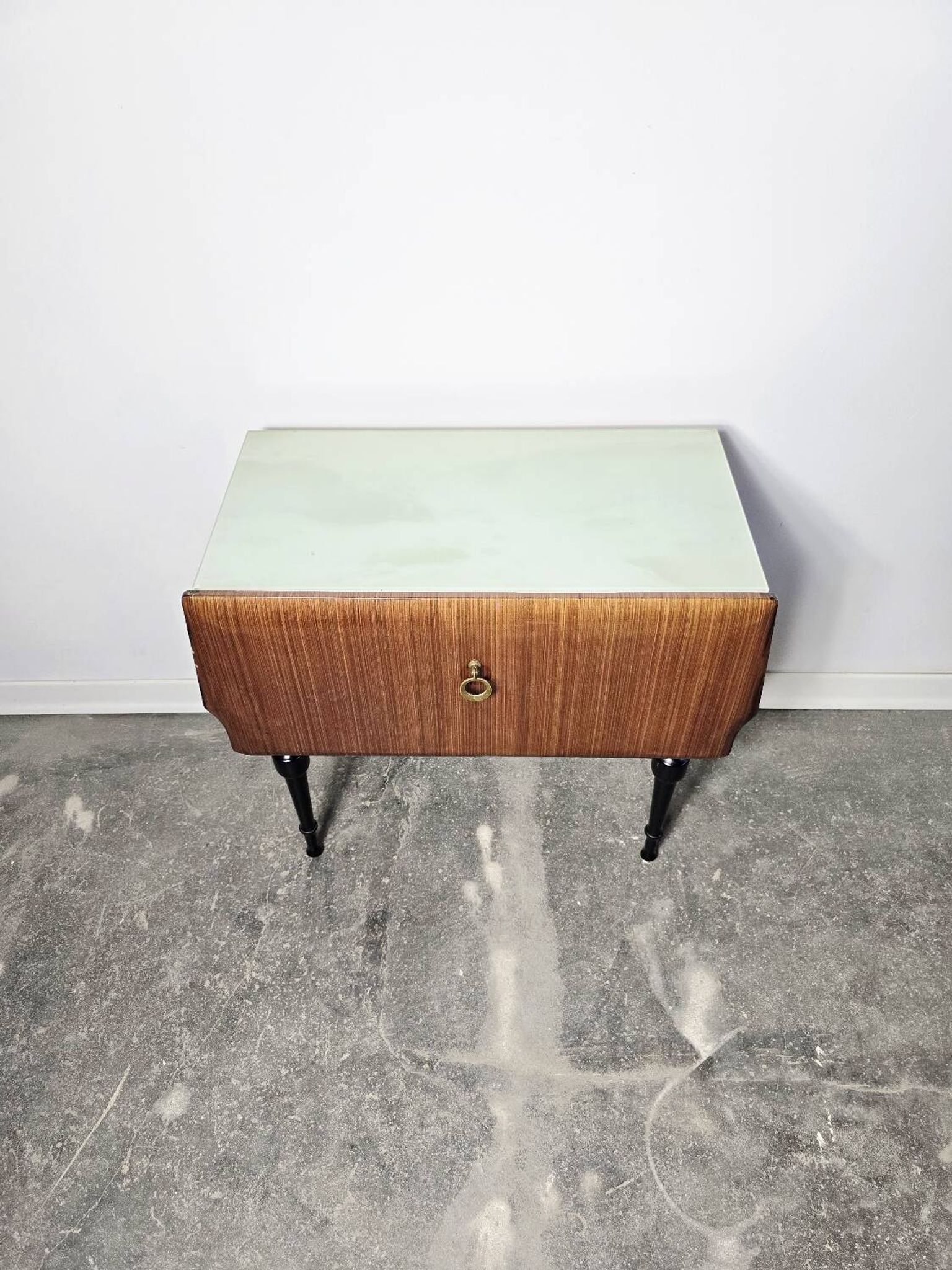 Table de chevet italienne des années 80 avec plateau en verre