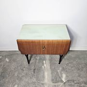 Table de chevet italienne des années 80 avec plateau en verre