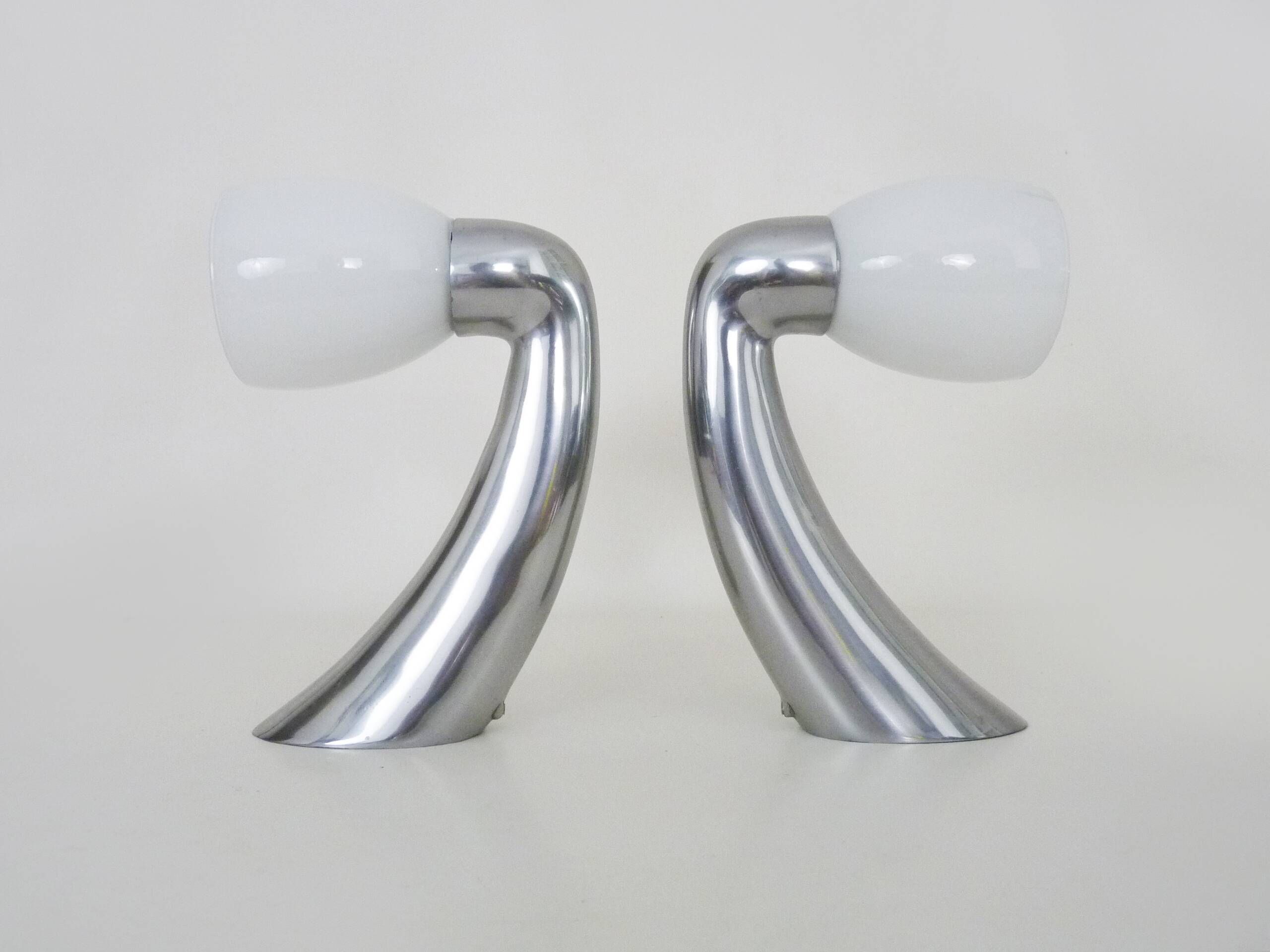 Paire d'appliques en aluminium et verre opalin. Appliques chromées