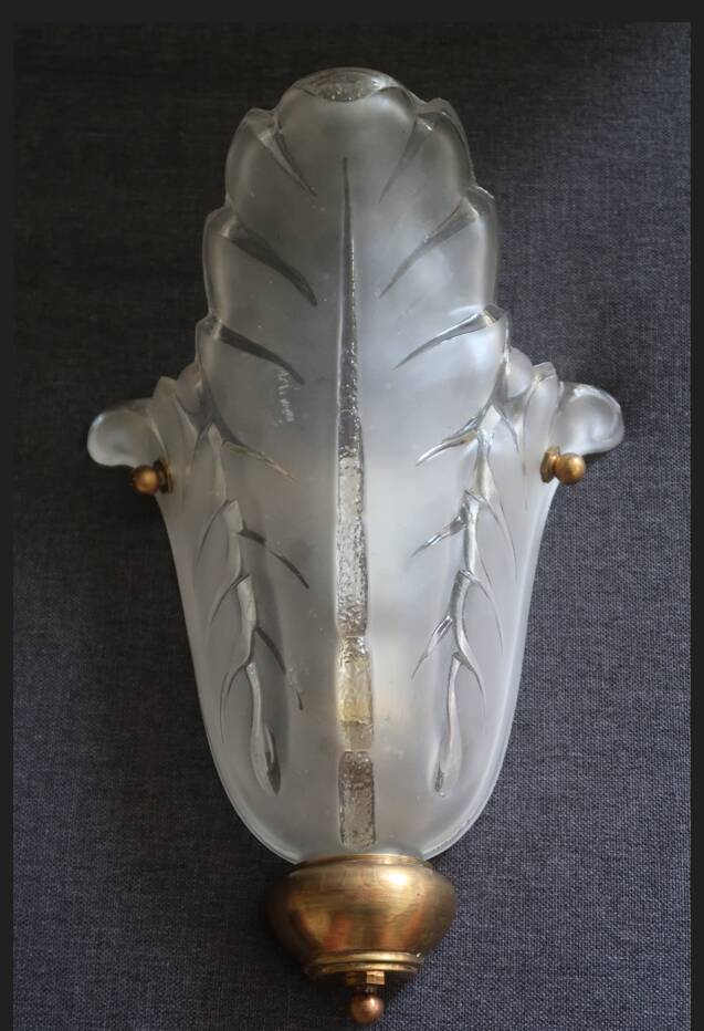 Large Art Deco wall light from the 1930s/40s in brass and thick frosted glass signed.