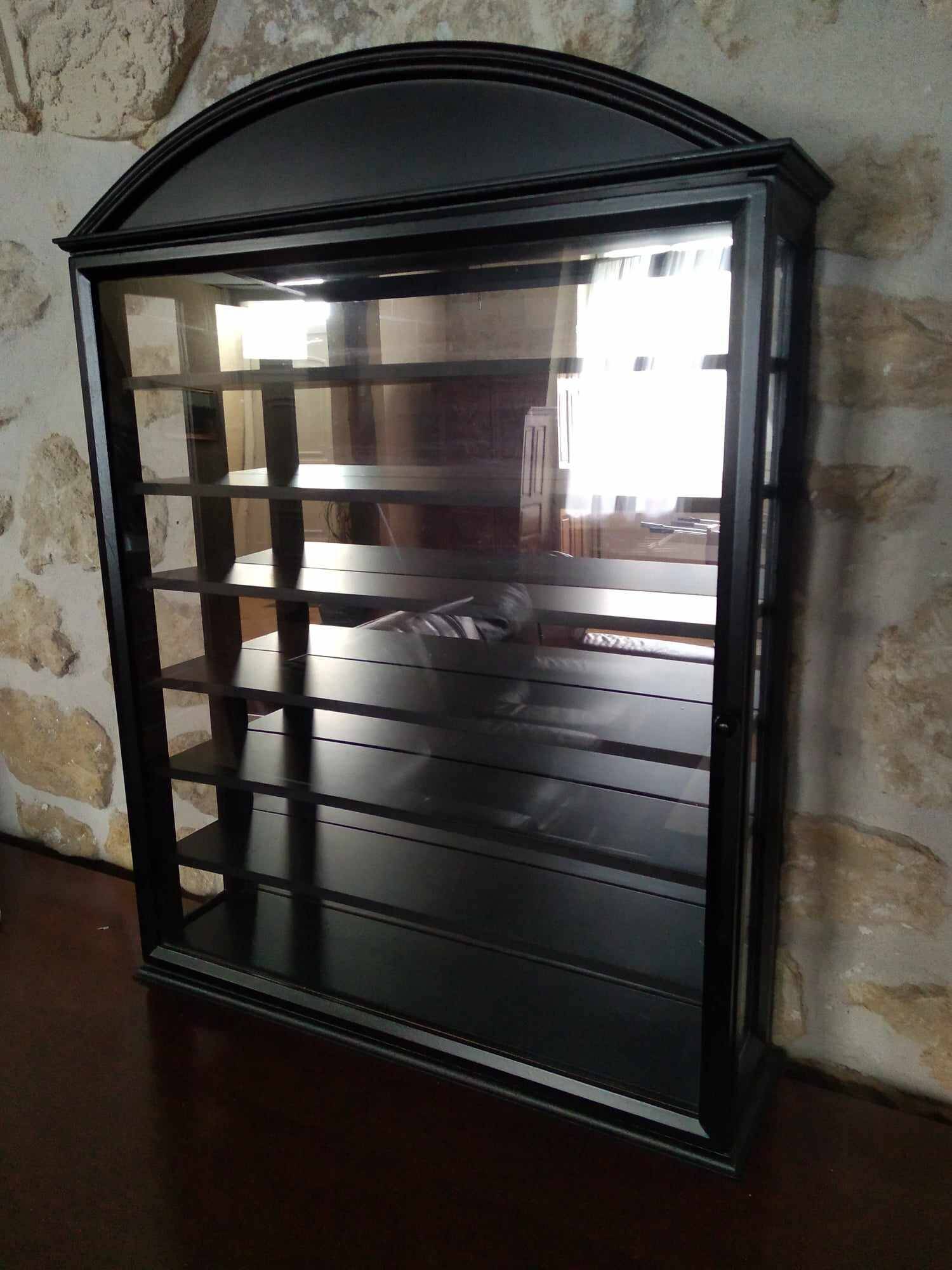 Small display case for collectibles