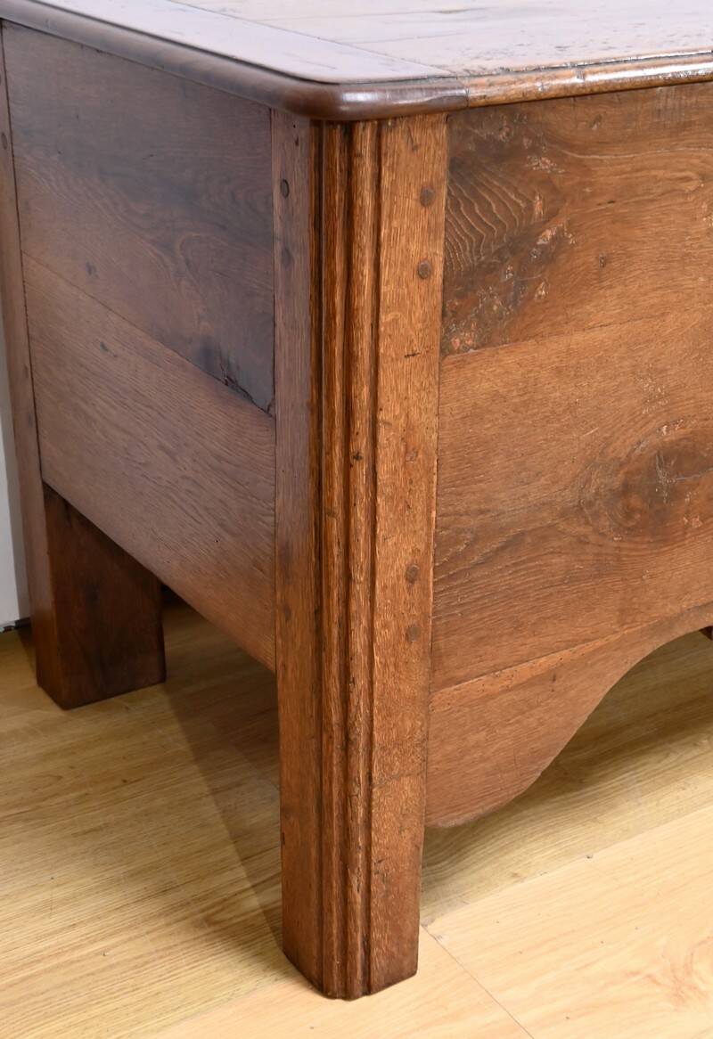 Important oak chest – late 19th century
