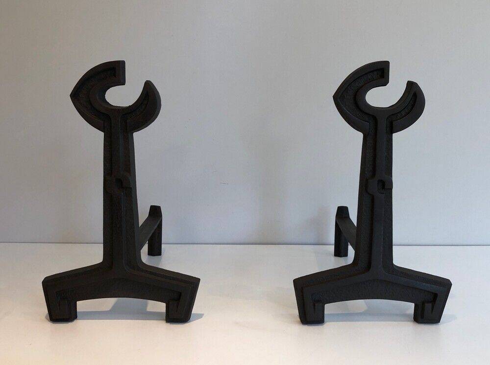 Paire de chenets modernistes en fonte et fer forgé