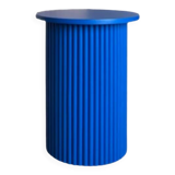 Petite table de chevet ronde et cannelée en bleu klein