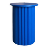 Petite table de chevet ronde et cannelée en bleu klein