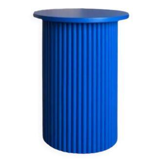 Petite table de chevet ronde et cannelée en bleu klein
