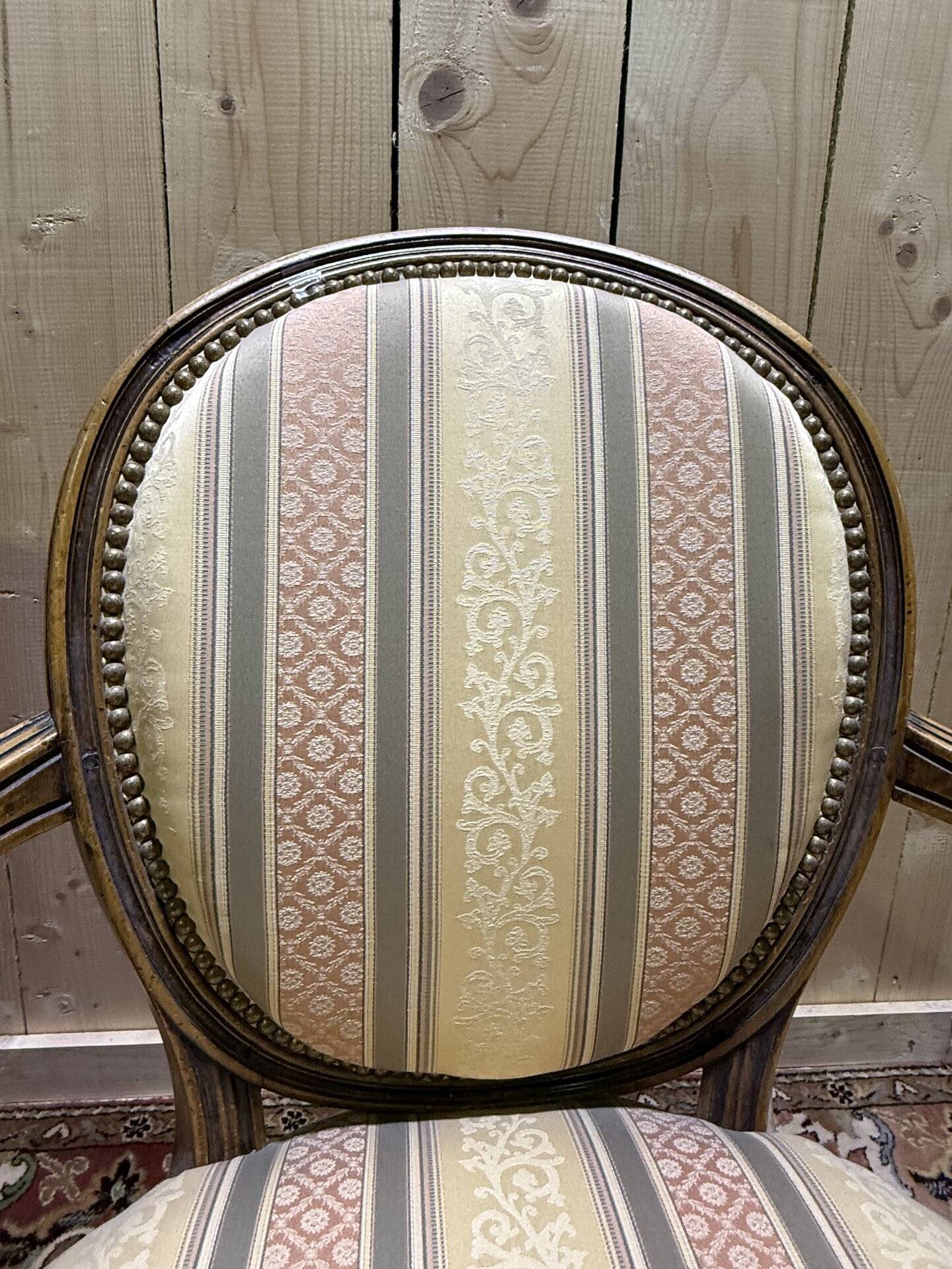 Paire de fauteuils médaillons de style Louis XVI